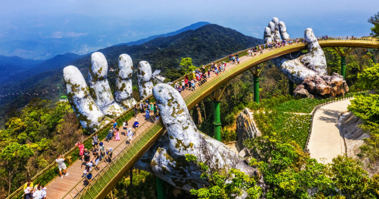 ベトナムのダナン・バナヒルにある有名な観光スポット黄金の橋「カウ・バン」を空撮画像