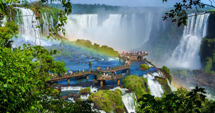 ブラジルとアルゼンチンの国境にある観光スポット「イグアズ滝」と観光客
