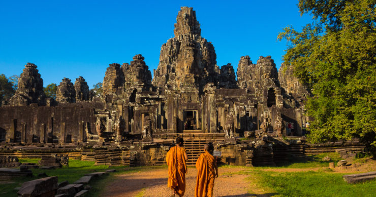 カンボジアのアンコール遺跡にあるアンコールトム・バイヨン寺院の外観と僧侶